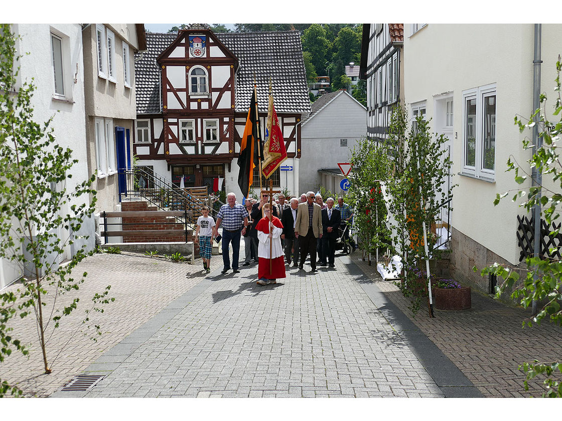 Fronleichnamsprozession durch die Straßen von Naumburg (Foto: Karl-Franz Thiede)